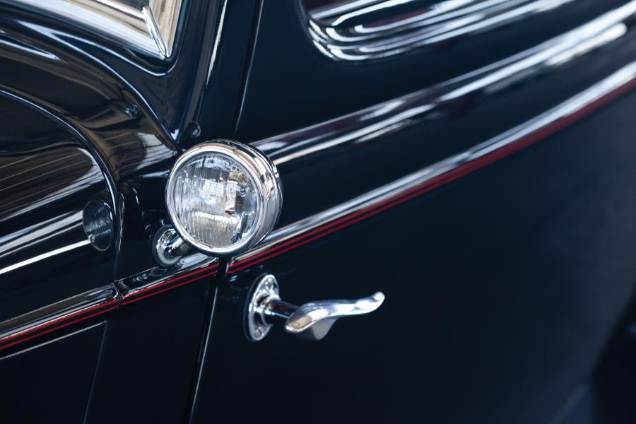  Ford V8 DeLuxe 3-Window Coupe 1933 года  (фото 17 из 25)